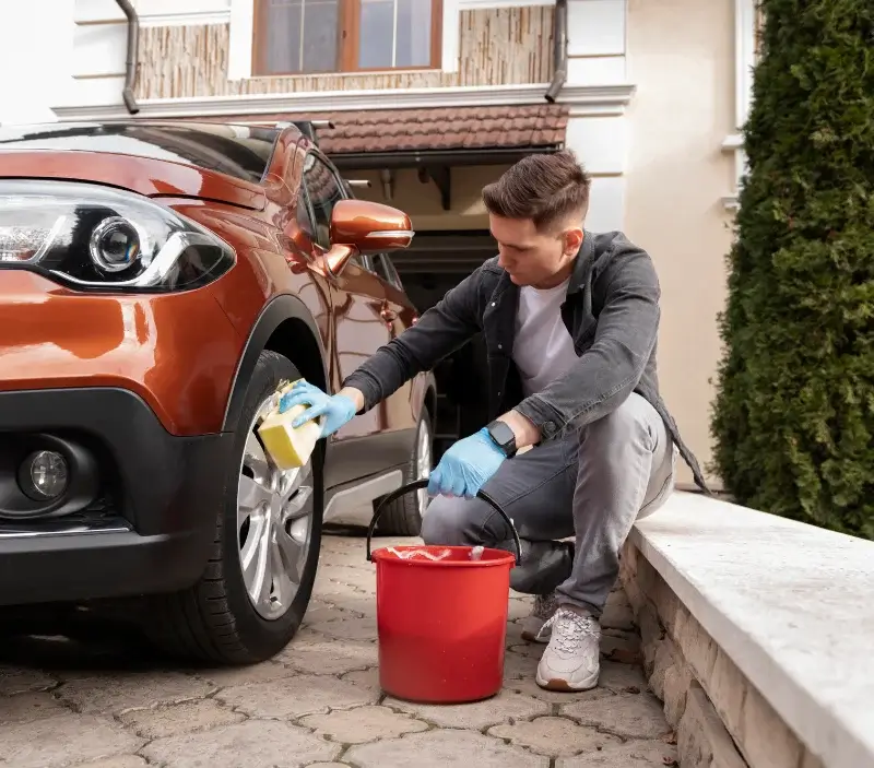 Lavage auto à domicile Sablé-sur-Sarthe : professionnel intervenant sur un véhicule